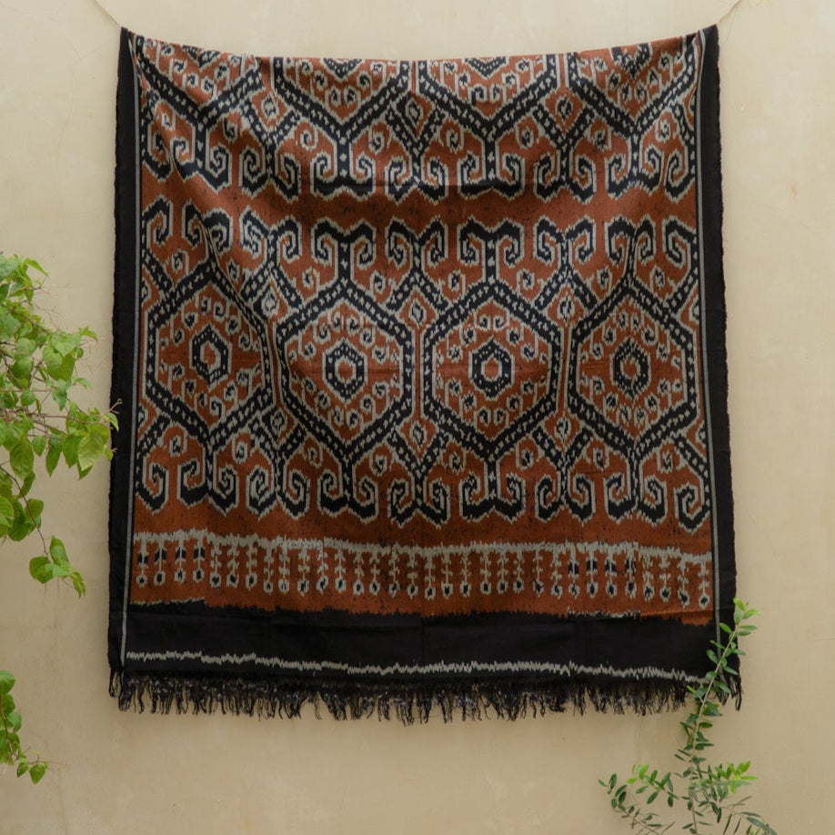 Amber Dusk Handloom Blanket – A fully handwoven cotton throw in rich amber and black hues, crafted using traditional handloom techniques.